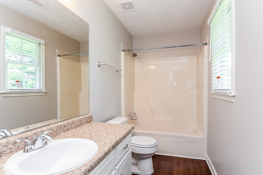 Building Photo - 465 Rosehill Dr