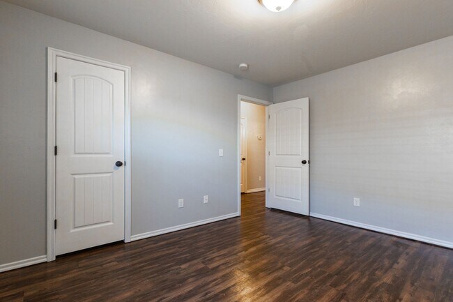Building Photo - Lakeside Retreat - Newly Remodeled 3-Bedro...