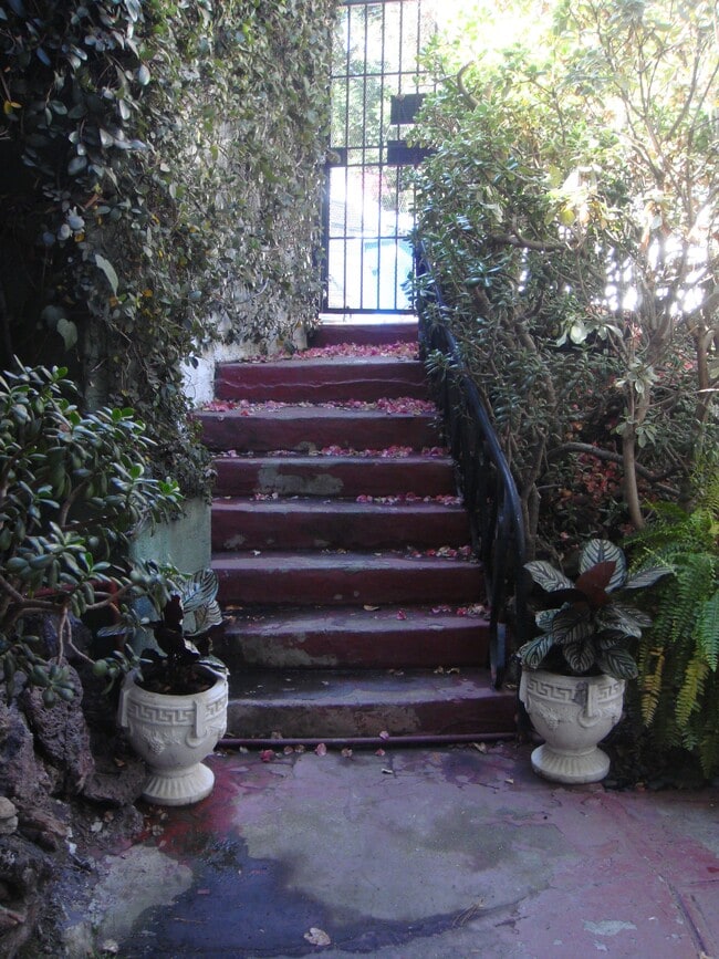 Building Photo - 2170 Vista del Mar St