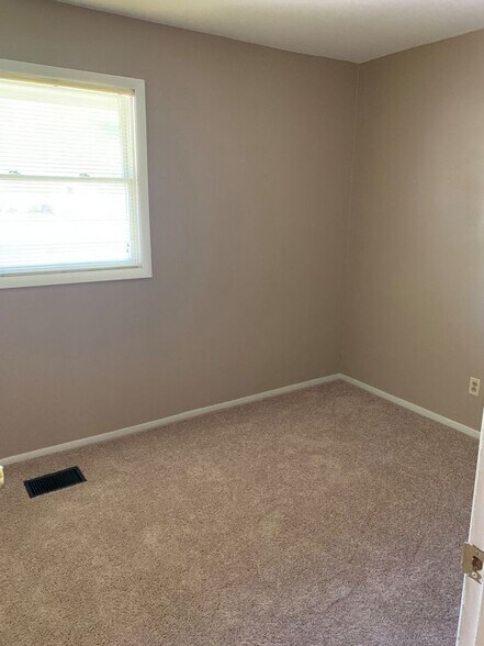 Building Photo - 1361 Finch Ln