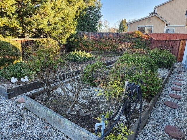 Building Photo - Spacious 4 Bed/2 Bath /1,970 square foot h...