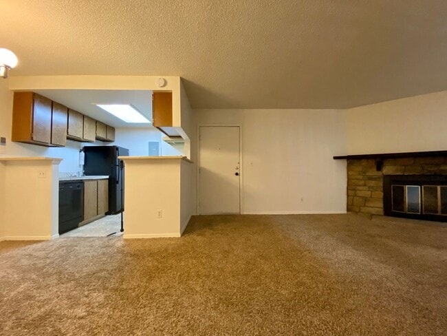 Building Photo - 1 Bed 1 Bath Aurora Condo Located Near Che...