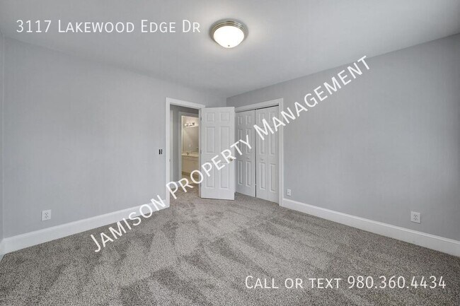 Building Photo - 3117 Lakewood Edge Dr