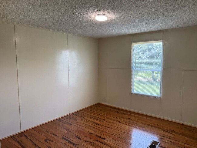 Building Photo - Three Bedroom Doublewide in Claremont