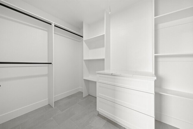 Building Photo - 945 Azalia Dr