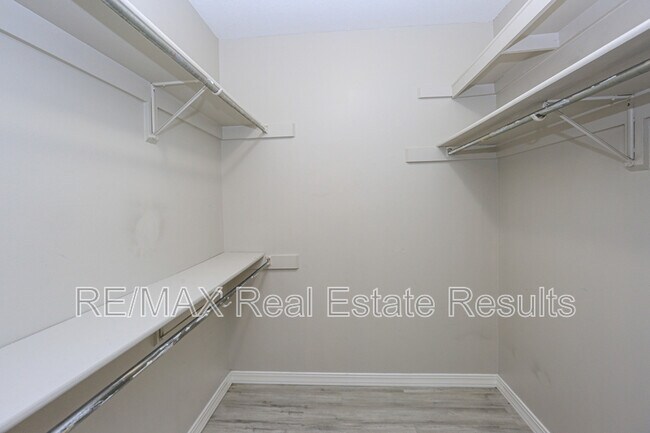 Building Photo - 205 White Oak Dr NE