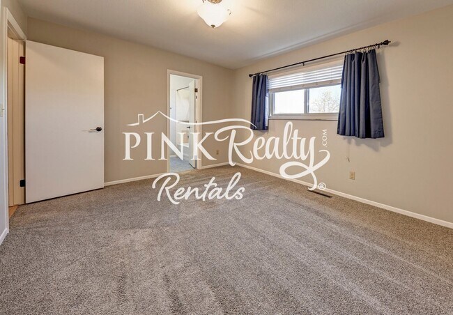 Building Photo - Nice 4 Bedroom Close to Peterson AFB and S...