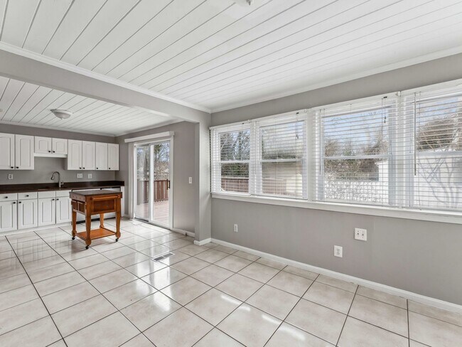 Building Photo - Easy one level living on a 1/3 acre corner lot!
