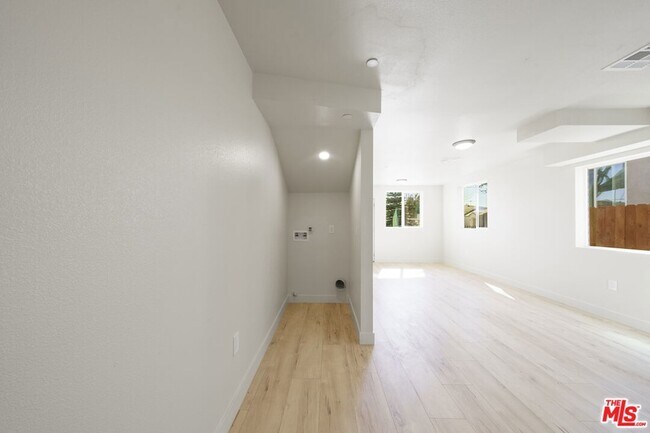 Building Photo - 737 E 82nd St