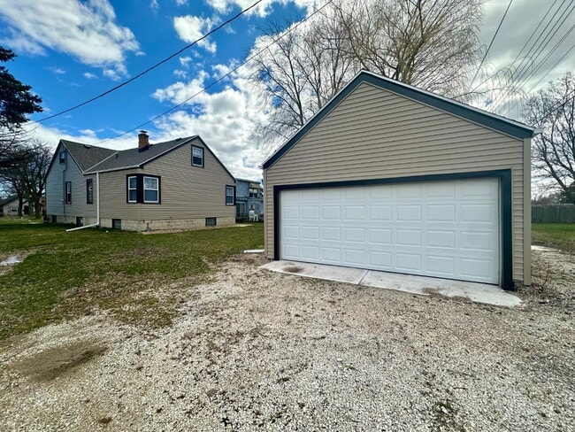 Building Photo - 5883 N 84th St