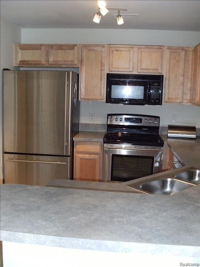 Building Photo - MOVE IN READY CONDO IN WALLED LAKE!