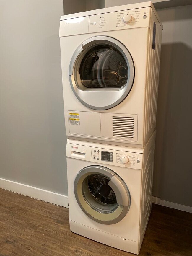 Building Photo - 418 3rd St