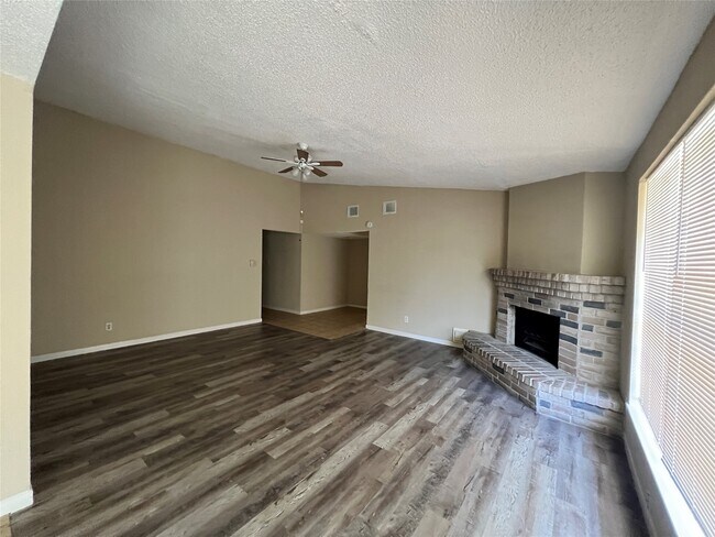 Building Photo - 15826 Willmore Ln