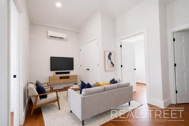 Building Photo - 542 Willoughby Ave