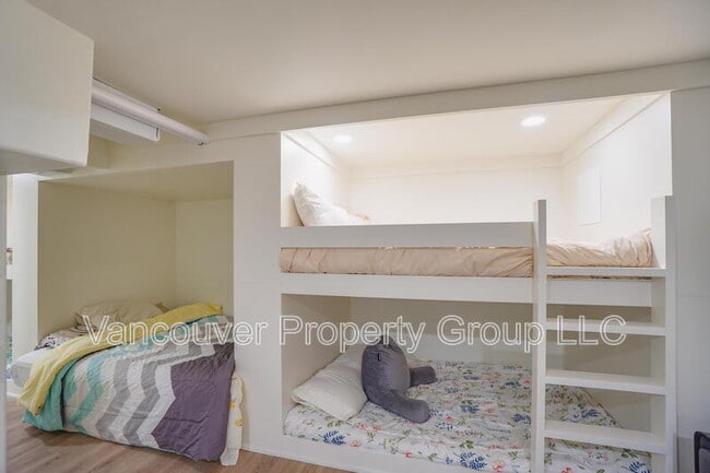 Building Photo - 309 W 37th St