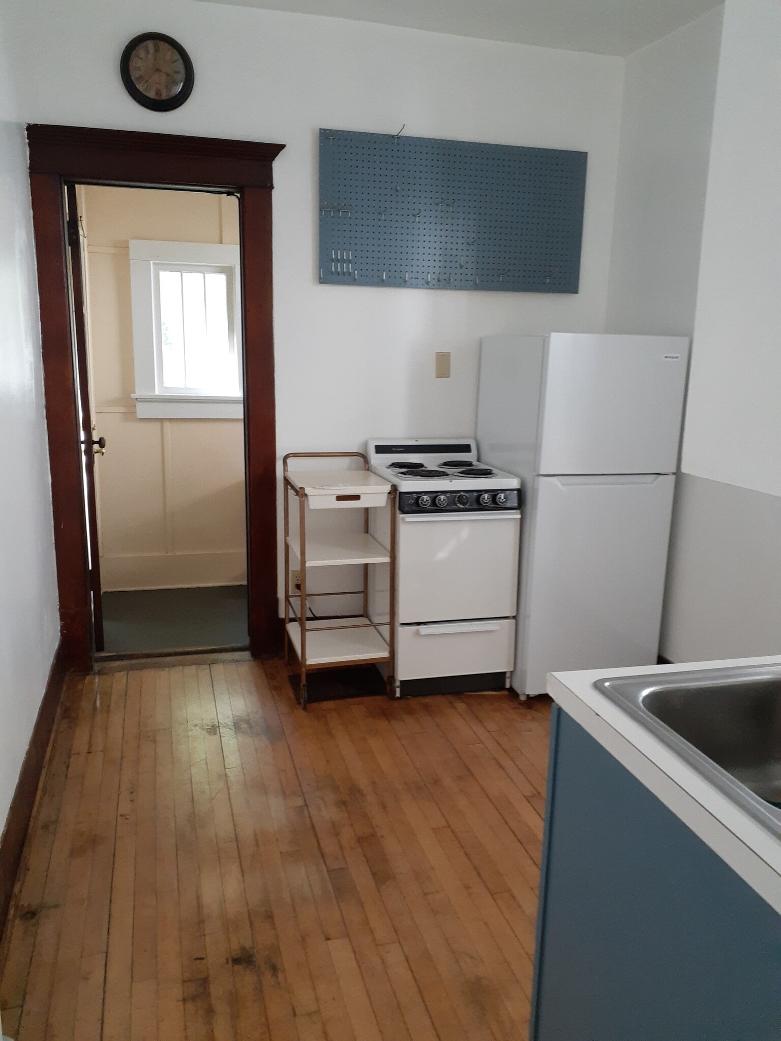 View of the kitchen and entrance to the porch - 505 8th Ave SE