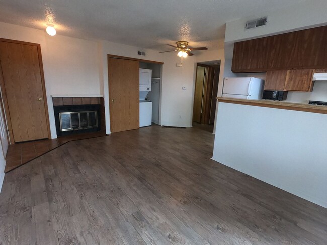 Building Photo - Ground floor condo, feels like home!