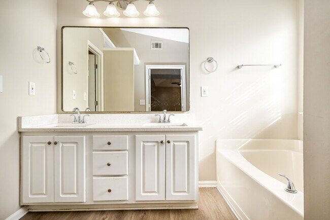 Building Photo - 413 Grove Park Dr