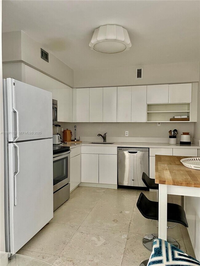 Building Photo - 5700 Collins Ave