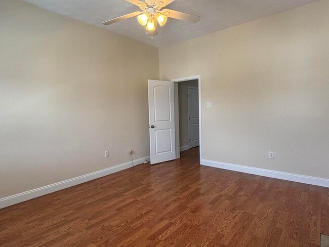 Building Photo - 35 Ash St