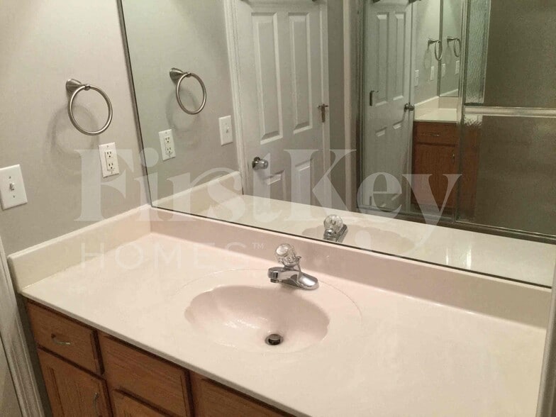 Building Photo - 8130 Stonebrook Dr