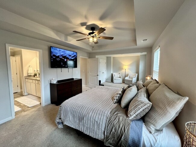 Building Photo - FOR LEASE: END UNIT TOWNHOME LOCATED IN LE...