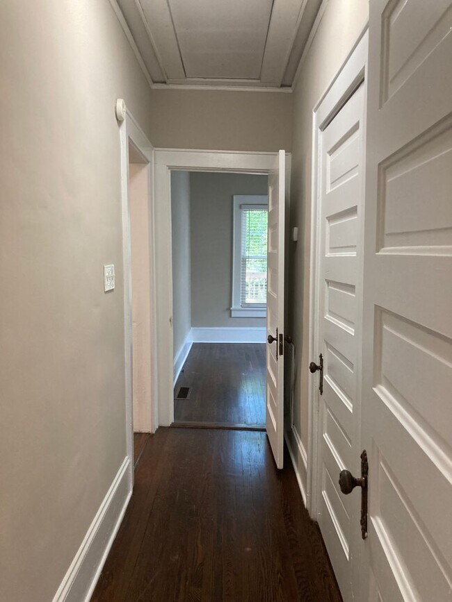 Building Photo - Spectacular Bungalow, Right Outside Uptown!