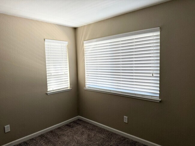 Building Photo - Beautiful 3-Bedroom Condo with Private Out...