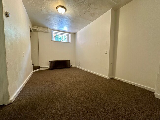Building Photo - Super Spacious Three Bedroom on Bates Stre...