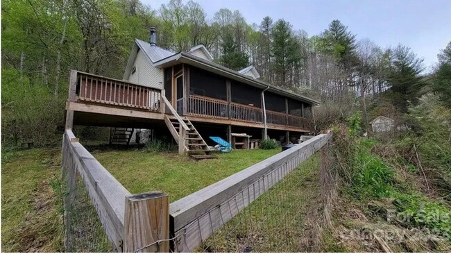 Building Photo - Woderfully Furnished Mountain Home