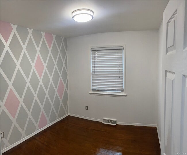 Building Photo - 67 Bay Terrace