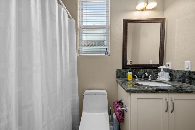 Building Photo - Expansive estate style home - 5 minute drive to SDSU!