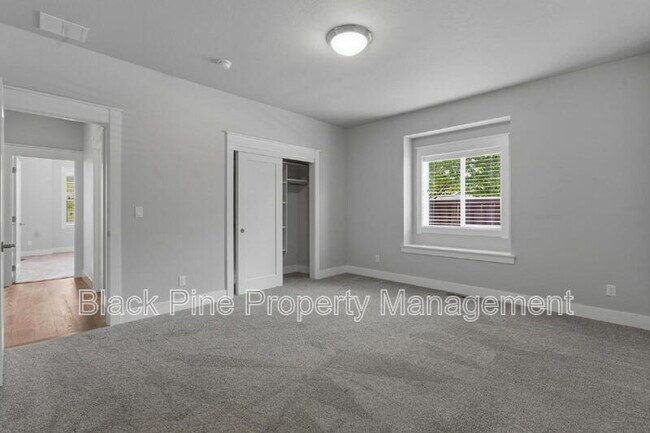 Building Photo - 3761 W Renhold Dr