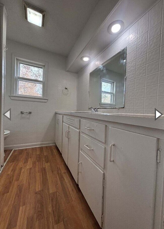 Building Photo - Great East side location 2 bedroom 1 bath