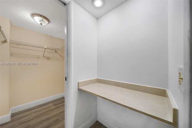 Building Photo - 4030 W Palm Aire Dr