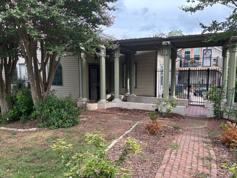 Outside Entrance - 437 W Magnolia Ave