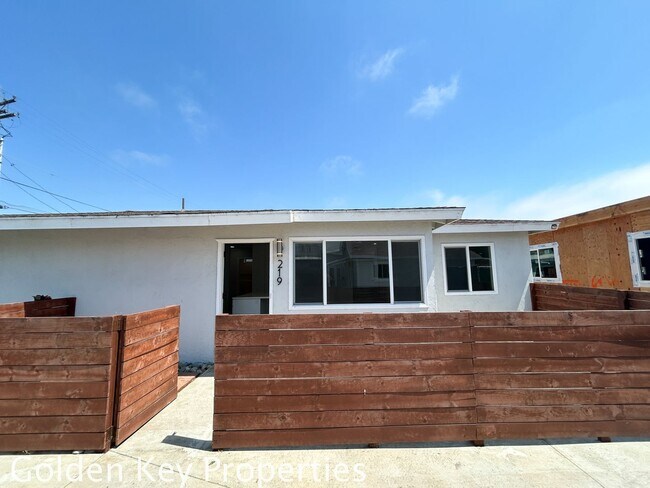 Building Photo - 217 Holly St