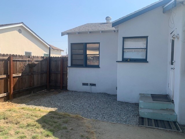 Building Photo - 915 W Olive Ave