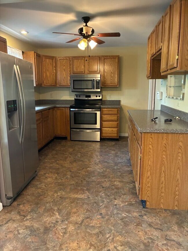 Building Photo - 4 Bedroom, 2 Bathroom Ranch