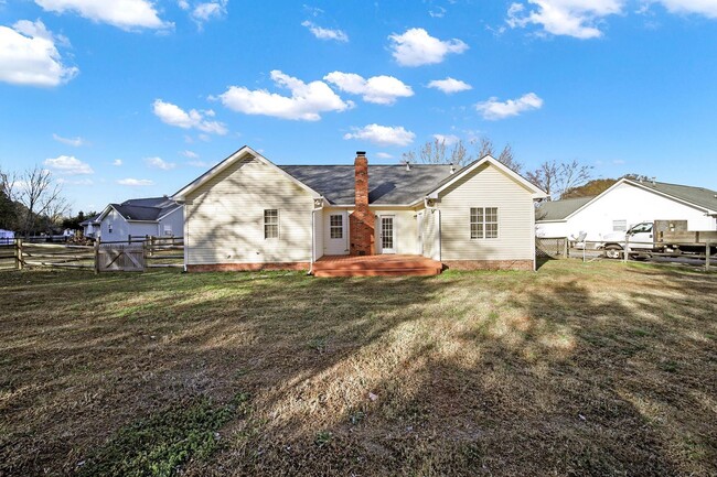 Building Photo - Indian Trail Ranch!