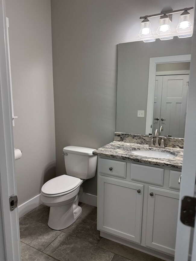 Building Photo - Spacious & Convenient!