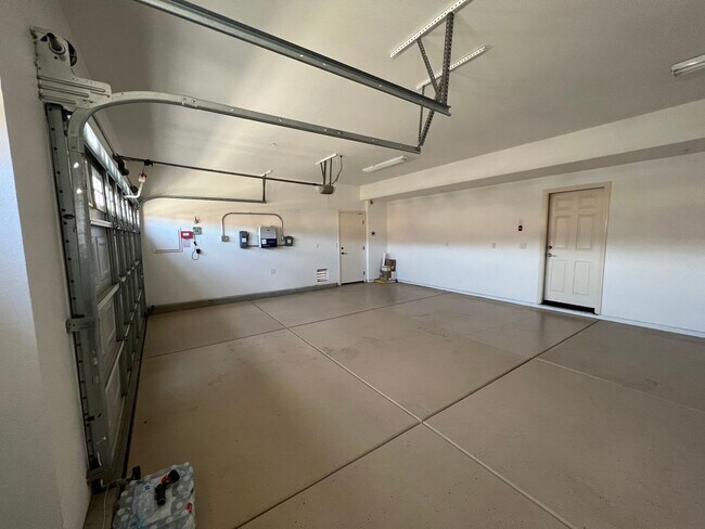 Building Photo - Desirable and Spacious 5-Bedroom Home in Empire Ranch!