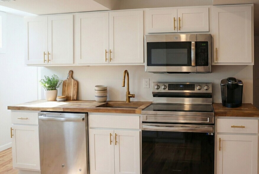 Modern kitchen with brand new appliances - 6471 Grommet Dr