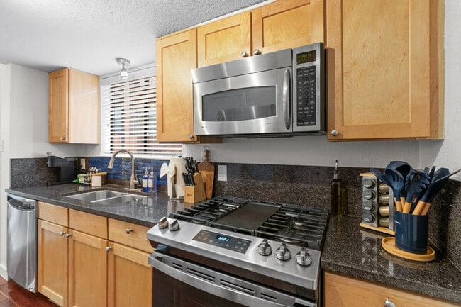 Building Photo - 800 S 1st St