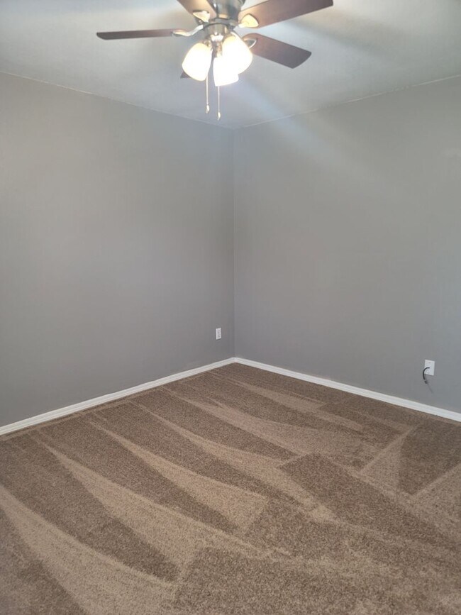 Building Photo - Beautiful 4 Br for Rent in Van Buren!! Com...