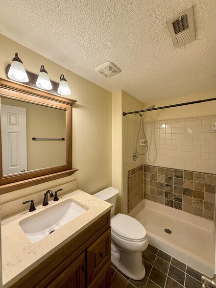 Building Photo - 2909 Golden Oak Ct
