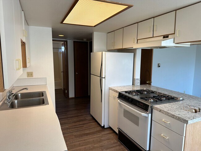 Building Photo - 1 Bedroom, 1 Bathroom Lower Unit in Small Apartment Building Close to BTC