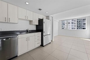 Building Photo - 910 West Ave