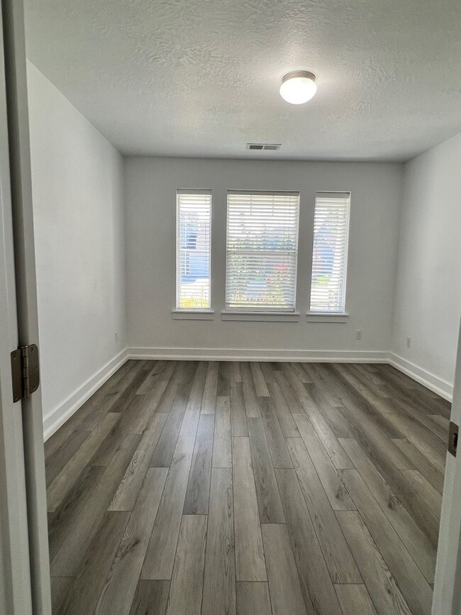 Building Photo - Great Updated Home