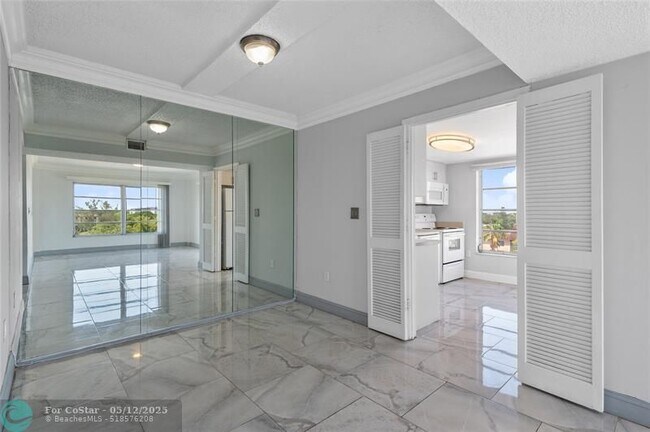Building Photo - 4174 Inverrary Dr